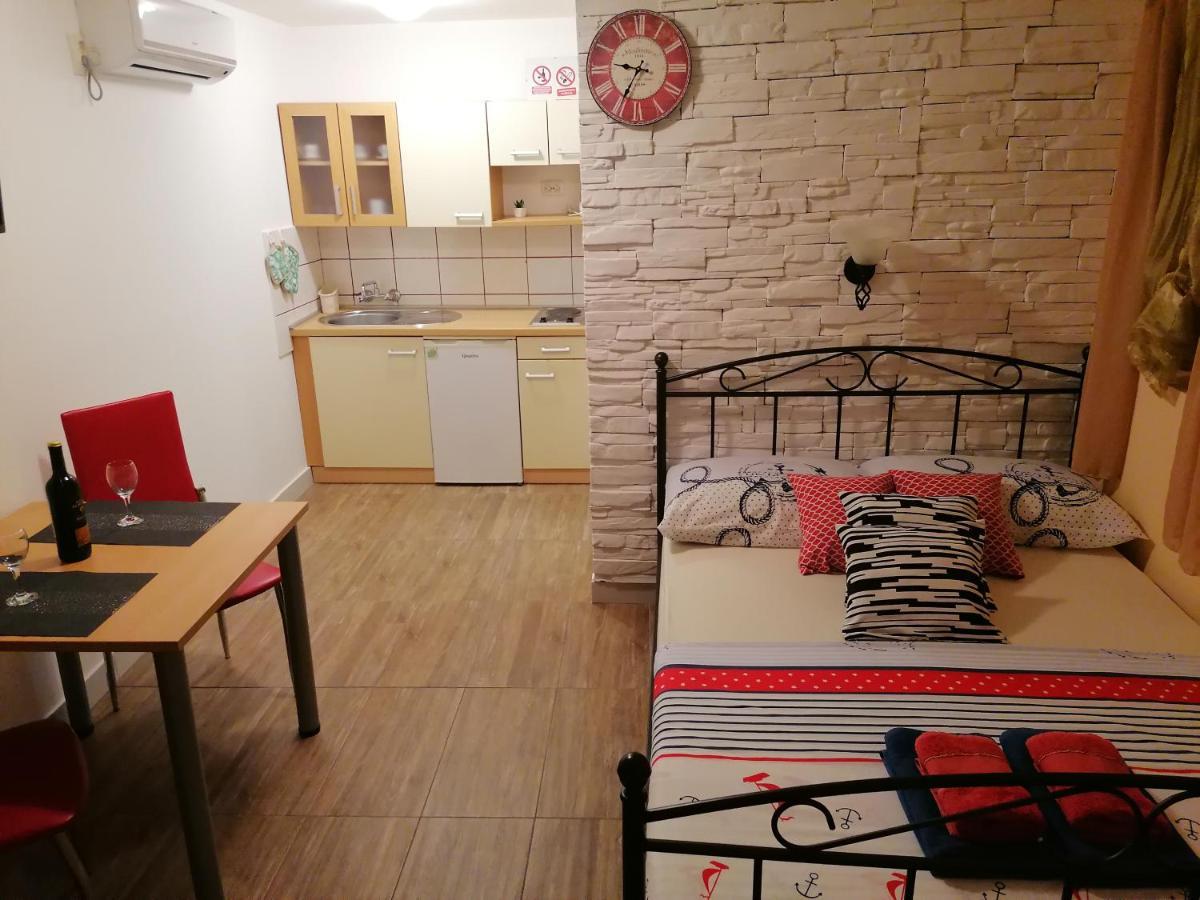 Appartamento Stone House Slatine Esterno foto